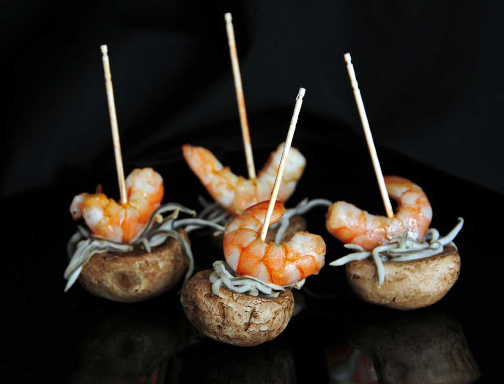 Pincho de champiñón con gulas y langostino